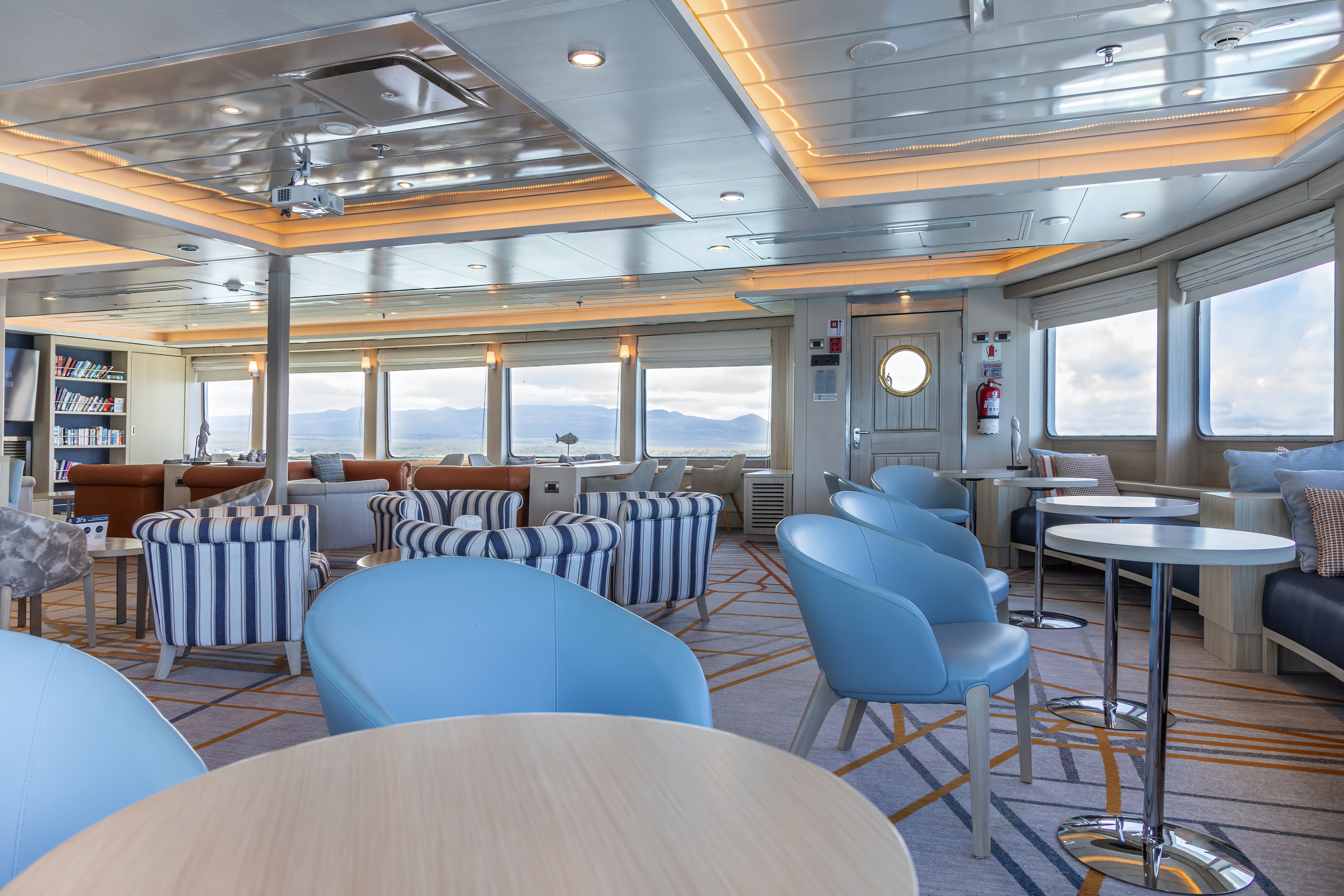 Santa Cruz II - Expedition Lounge & Bar with Science Corner and Library